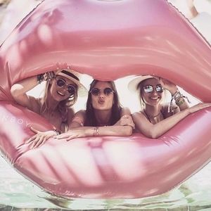 lips pool float